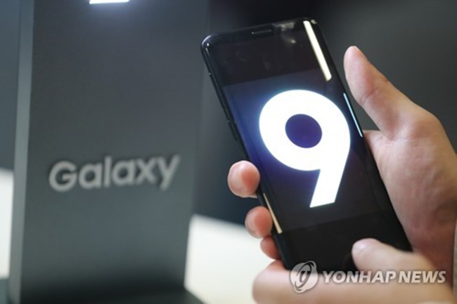 Local mobile carriers said they have started distributing the Galaxy S9 series phones to consumers. The official global release date for the new Samsung flagship smartphones is slated for March 16. (Image: Yonhap)