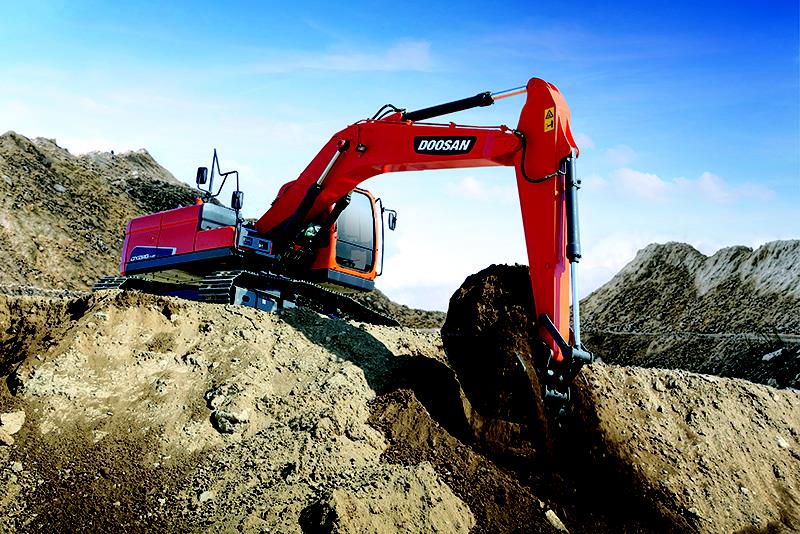 Doosan Infracore's mid-sized DX220LC-9C excavator at a construction site. (image: Doosan Infracore) 