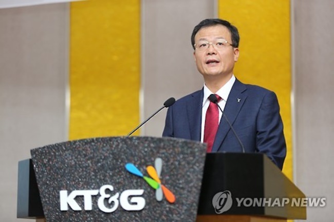 In this file photo provided by KT&G Corp., its CEO Baek Bok-in speaks during his inauguration ceremony in Daejeon, central South Korea, on Oct. 7, 2015. Shareholders of the company approved his reappointment to lead the tobacco maker for another three years on March 16, 2018. (Image: Yonhap)