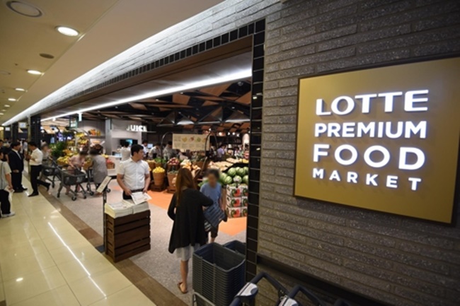 The popularity of premium products as a recent retail industry trend has inspired a number of supermarket chains including E-Mart and Lotte Mart, as market saturation has prompted retailers to seek a new source of income. (Image: Yonhap)