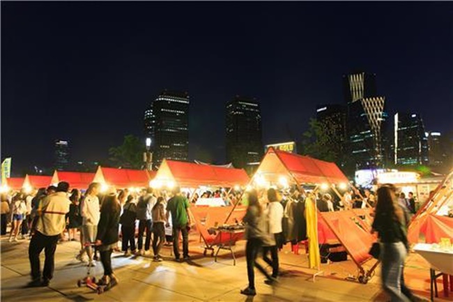 The first lineup of night markets will open at Yeouido, Banpo and Dongdaemun Design Plaza (DDP) on Friday, while two more markets will open the following day at Cheonggyecheon Stream and Plaza and Oil Tank Culture Park, the Seoul Metropolitan Government said on Tuesday. (Image: Seoul)