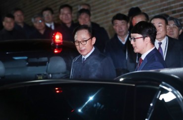 Ex-President Lee Spends Lone First Night in Cell After Arrest
