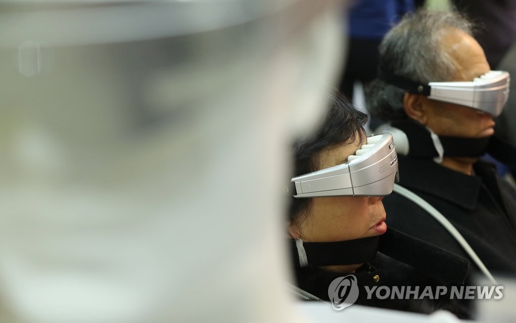 Those in the top 20 percent income bracket have both a higher life expectancy and a higher healthy life expectancy, the report from the Korean Society for Equity in Health has revealed. (Image: Yonhap)