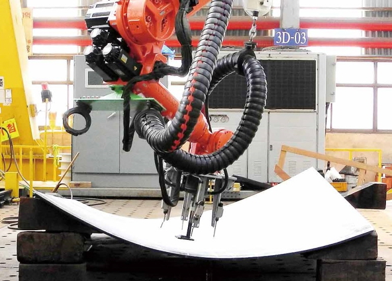 A robotic system works on a 3-D curved surface of a ship part at Hyundai Heavy Industries Co.'s shipyard in Ulsan on March 4, 2018. (image: Hyundai Heavy Industries)