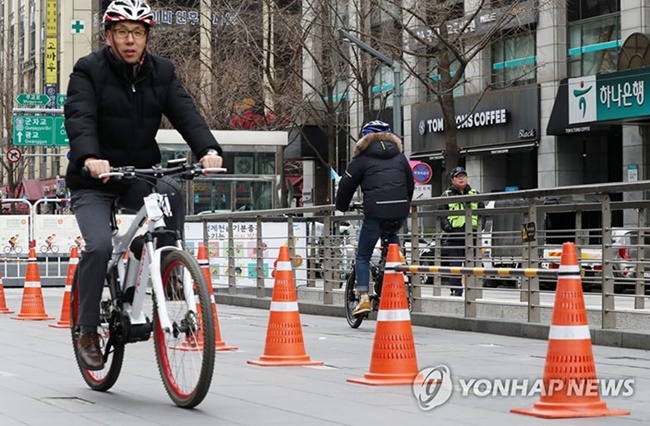With new bicycle laws entering into effect tomorrow, pedal-assist electric bicycles will be categorized as regular bicycles and be given the right of way on bike paths if they meet a number of requirements, the Ministry of the Interior and Safety said on Wednesday. (Image: Yonhap)