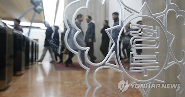 The number of people in their 30s who were newly employed in the public sector fell in 2016 from the previous year, government data showed Monday, despite the government and state-run companies lifting the age limit for new recruits. (Image: Yonhap)