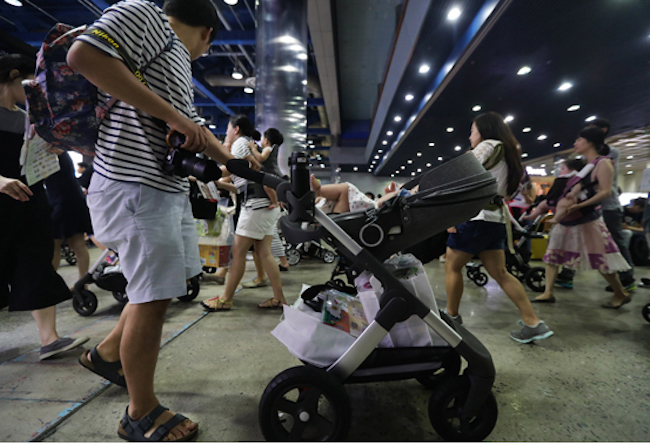 A district spokesperson said, “After observing the case in Quebec, Canada where 7 percent more couples had a second child when paternity leave doubled, the decision to introduce the grant system for fathers taking paternity leave was made.” (Image: Yonhap)