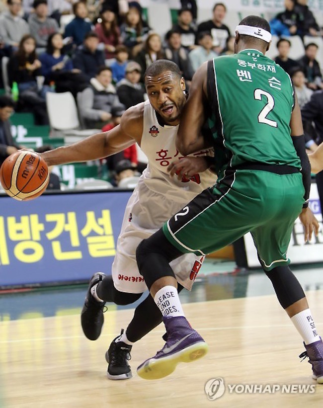Furthermore, the argument has been made that keeping the 200cm plus players out would ultimately weaken South Korean basketball's competitiveness, since players must compete with athletes taller than 200cm on the global stage. (Image: Yonhap)