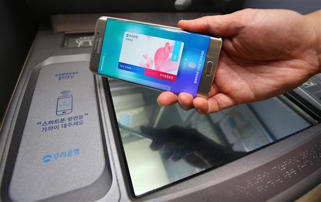 With use of new financial transaction services such as mobile payment apps growing, the FSS will conduct inspections of these services to check for security concerns. (Image: Yonhap)