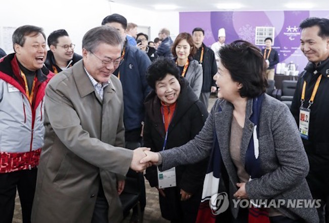 Meanwhile, Moon arrived in Pyeongchang on March 14 and was greeted with a welcoming handshake by Kim, much to the delight of onlookers. The two watched cross-country skiing together. (Image: Yonhap)