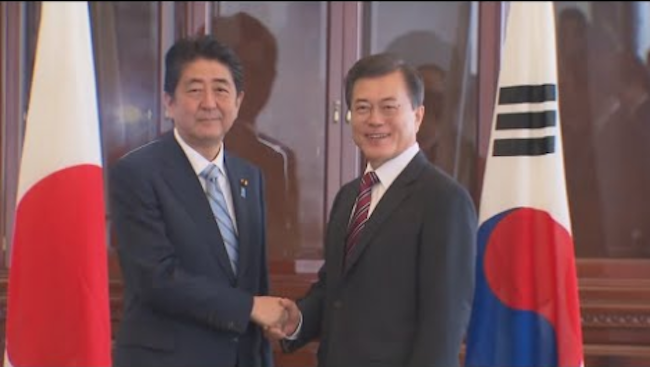 Prime Minister Shinzo Abe and President Moon Jae-in from left to right (Image: Yonhap)