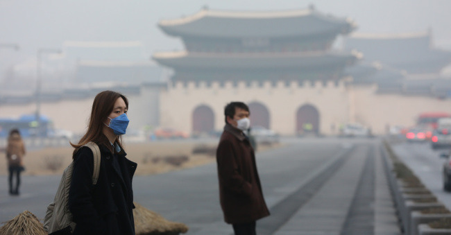 A fine dust onslaught choking the country continued for the third straight day Monday, with concentration levels in Seoul and the surrounding Gyeonggi Province over the weekend marking the highest-ever since measurement began in 2015, a weather agency said. (Image: Yonhap)