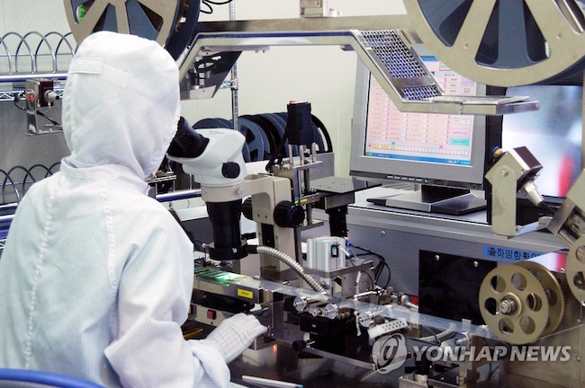 South Korean exports of information and communication technology (ICT) products posted double-digit growth for the 15th month in a row in February on the back of brisk overseas sales of semiconductors, government data showed Thursday. (Image: Yonhap)