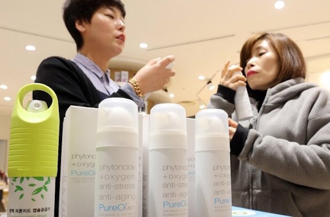 Manufacturers of portable oxygen canisters will be obligated to submit test results proving their safety and effectiveness, starting November 1, when applying for the license to sell them, the Ministry of Food and Drug Safety (MFDS) said Friday. (Image: Yonhap)