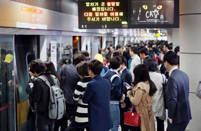 To improve the air inside South Korean subway stations that is breathed in and out by millions every day, the government has announced measures buttressed by a 410.7 billion won budget to lower average PM10 levels by 13.5 percent from 69.4㎍/㎥ to 60 ㎍/㎥. (Image: Yonhap)
