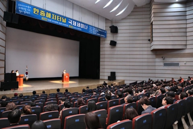 On March 19, Li Xiguang of Tsinghua University spoke of the need to link the Korean peninsula and China's “One Belt One Road” initiative to serve as the center of the “super Northeast Asia economic zone” at a seminar in South Chungcheong. (Image: Yonhap)