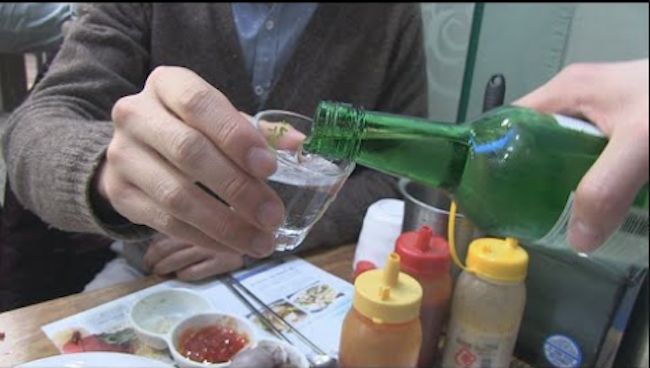 South Korean researchers have found that people whose faces turn red when drinking should avoid indulging in a lifestyle of regular excessive alcohol intake to avoid increasing the risk of falling victim to heart problems. (Image: Yonhap)