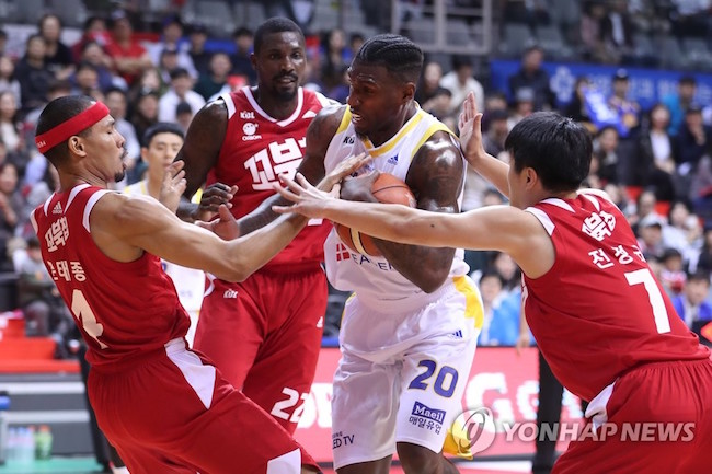 The KBL's decision to limit foreign basketball imports to heights of 200cm for “tall” players and 186cm for “short” ones has sparked criticism for the constant rule changes and failure to understand fan sentiment. (Image: Yonhap)