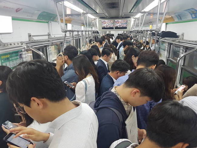 An official with the Ministry of Environment said, “As the subway is not only a mere means of transportation but is also a place where the public spend a portion of their daily live, the government will do everything in its power to ensure the measures are executed without a hitch.” (Image: Yonhap)
