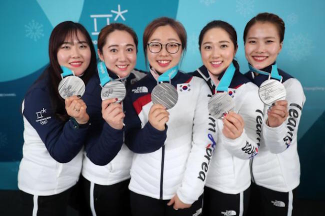 LG Electronics Inc. said Wednesday it has signed a four-year sponsorship contract with South Korea's women's curling team, which captured a surprise silver medal at the PyeongChang Winter Olympics. (Image: Yonhap)