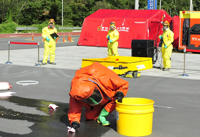 A field exercise as part of a chemical accident response training protocol. (Image: Yonhap)