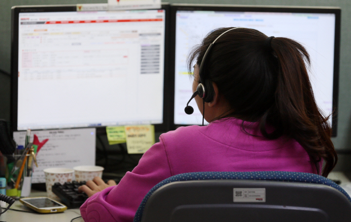 FSS will be creating guidelines for telemarketers trying to sell insurance plans over the phone, which include reading the explanatory script at a certain speed while disallowing the mention of high amounts of insurance paybacks which are unlikely. (image: Yonhap)