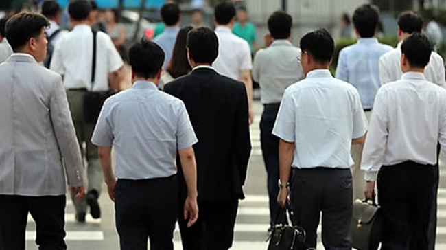 According to data revealed by the Ministry of Employment and Labor on Sunday, irregular workers earned 44.8 percent of what regular workers earned every month in 2017. The gap has widened over the last decade, from 48.6 percent in 2007. (Image: Yonhap)