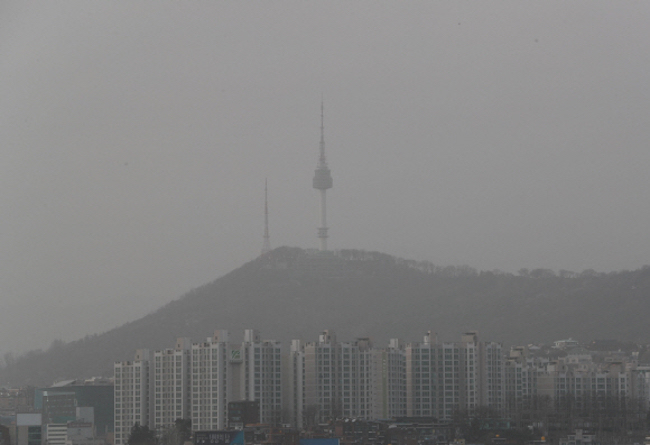 Seoul skyline on April 6, when fine dust levels soared past the cutoff noting "very bad". (Image: Yonhap)