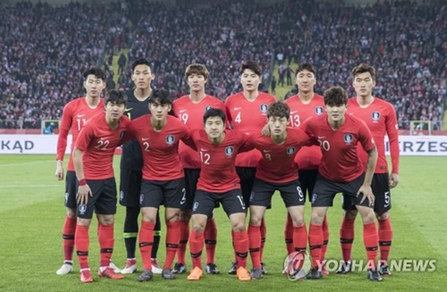 In this file photo from March 27, 2018, members of the South Korean men's national football team pose for photos before their international friendly match against Poland at Silesian Stadium in Chorzow, Poland. (Image: Yonhap)