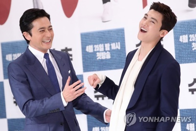 Actors Jang Dong-gun (L) and Park Hyung-sik attend a press event for "Suits" in Seoul on April 23, 2018. (Image: Yonhap)