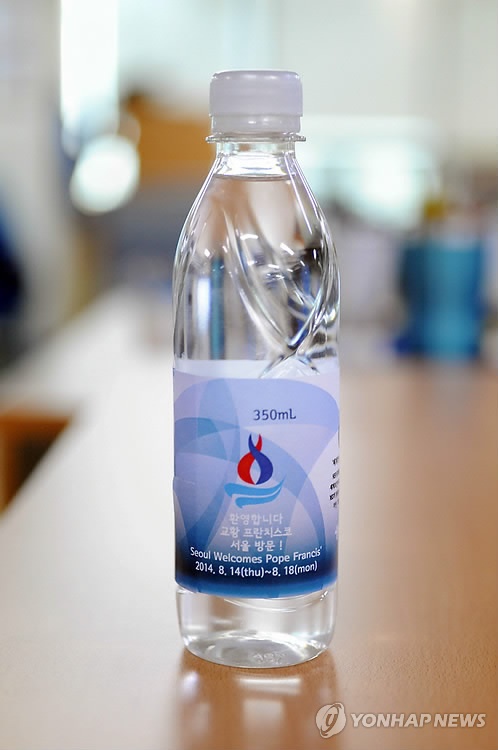 The Seoul Metropolitan Government has announced it will change the packaging of its tap water brand Arisu following calls to reduce the use of plastic bottles. (Image: Yonhap)