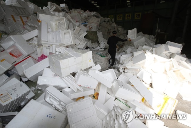 ew changes to recycling rules at apartment complexes in Seoul and the surrounding areas have left some residents perplexed. (Image: Yonhap)