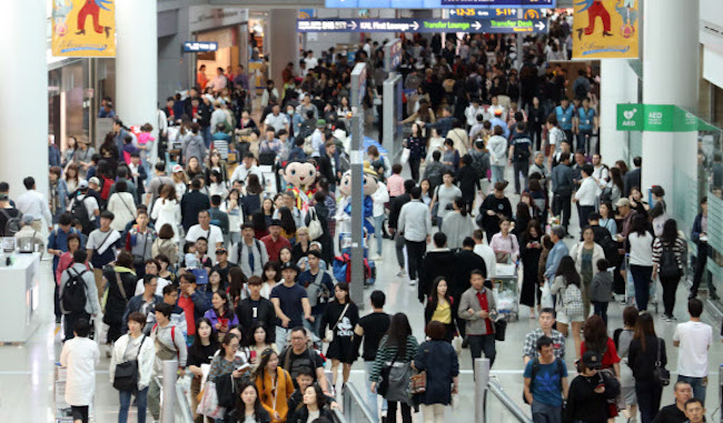 The number of South Koreans who went to Japan surged by 23.4 percent compared to last year to hit 1.51 million, overtaking the 1.34 million Chinese tourists. (Image: Yonhap)