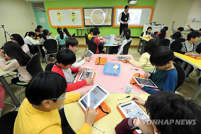  According to the Ministry of Education, starting this year, children in the third and fourth grades and in the first year of middle school will be given digital textbooks – electronic tablets with an internet connection for downloading educational content. (Image: Yonhap)