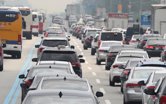  South Korea's megacity will try to turn the roads into air purifiers by developing a coating of photocatalytic substances that would absorb and cleanse hazardous exhaust emitted by vehicles.(Image: Yonhap)
