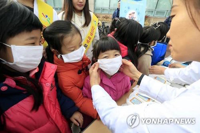 During days when weather agencies report the fine dust levels to be “bad” or higher, students with respiratory troubles such as asthma may stay home from school and be excused as taking a sick day. (Image: Yonhap)