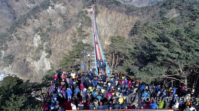 South Korea's largest suspension bridge, 1.5 meters wide and 200 meters long, has been a favorite for hikers at Sogeum Mountain in Wonju ever since it opened in January. (Image: Yonhap)