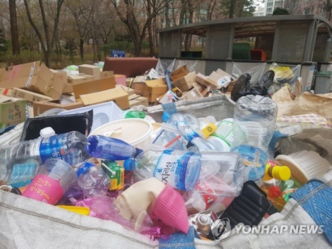 South Korea recently joined forces with the United States, the European Union and several other countries in expressing concerns over China's ban on the import of plastic waste, the government said Thursday. (Image: Yonhap)