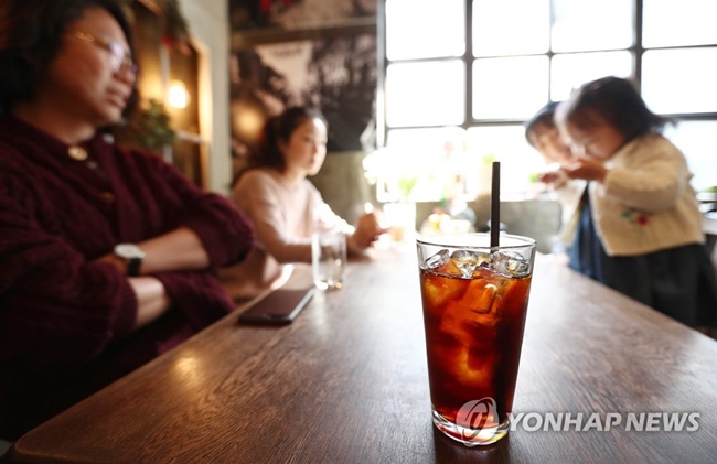 café in Busan is embroiled in controversy after banning teenage students from entering the establishment. (Image: Yonhap)