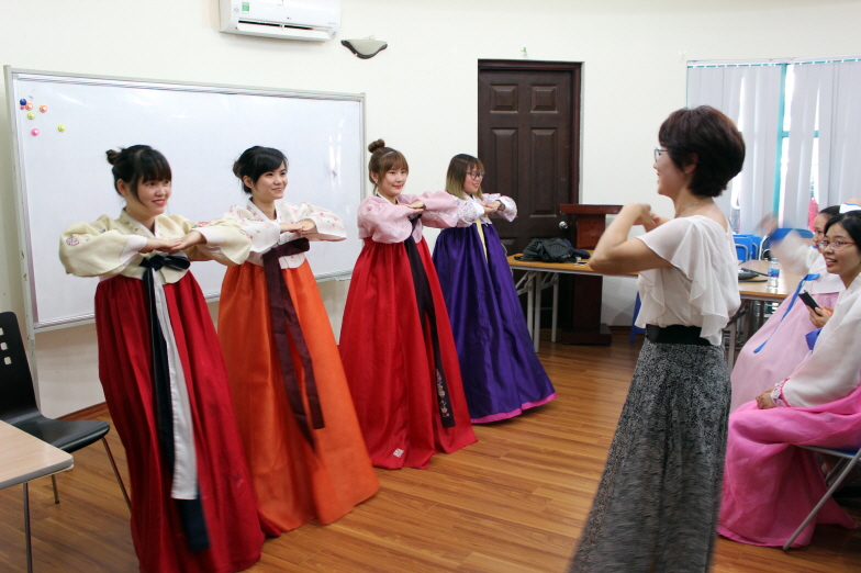 New Classes Inform Vietnamese Wives on Korean In-laws