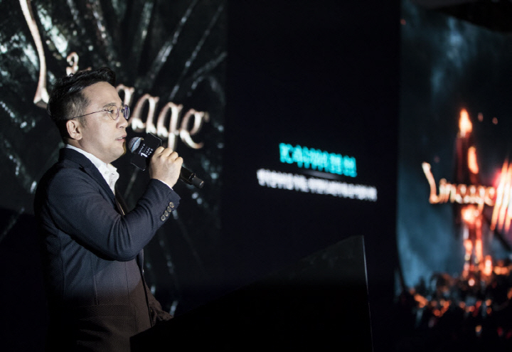 NCSOFT CEO Kim Taek-jin talks to reporters on May 15, 2018, to celebrate the one-year anniversary of "Lineage M." (image: Yonhap)