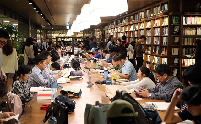 Online Book Sales Outstrip Offline Sales Due to ‘Untact’ Consumption