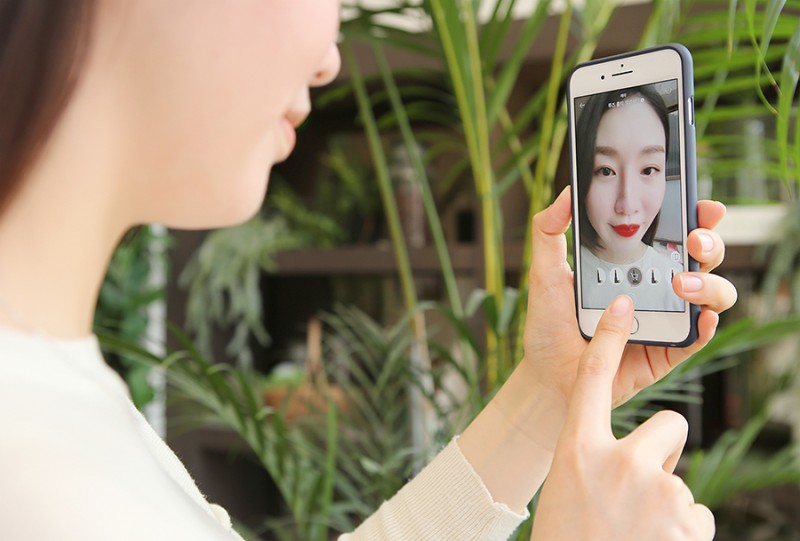 Virtual Makeup at Your Fingertips