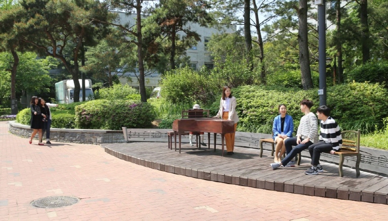 Every day from 7:30 a.m. to 9 a.m. and from noon to 1 p.m., classical music by Mozart will be played through speakers behind the art bench. (image: Seocho District Office)