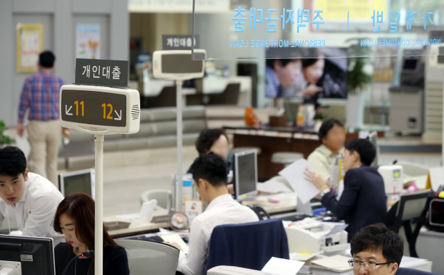 The lenders decided to adopt shorter working hours following the new 52-hour workweek regime. (image: Yonhap)