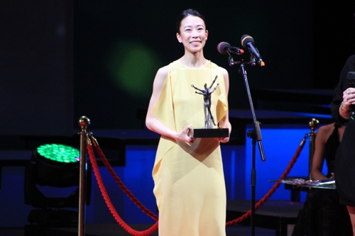 South Korean ballerina Park Sae-eun poses for the camera after winning the best female dancer at the Benois de la Danse awards ceremony in Moscow on June 5, 2018 (local time). (image: Yonhap)