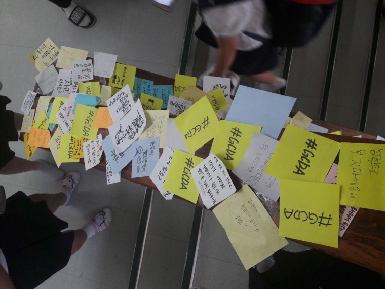 In protest of the current rule, students inscribed hundreds of hand-written messages on the school staircases and walls, reflecting their views. (image: Yonhap)