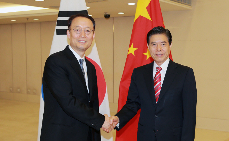 Paik Un-gyu, South Korean minister of trade, industry and energy (L), shakes hands with China's Commerce Minister Zhong Shan (R) during their meeting in Beijing on June 5, 2018. (image: Min. of Commerce Industry & Energy)