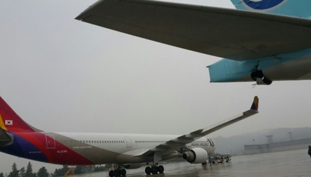 Two Airplanes Collide at Gimpo Airport amid Heavy Rain