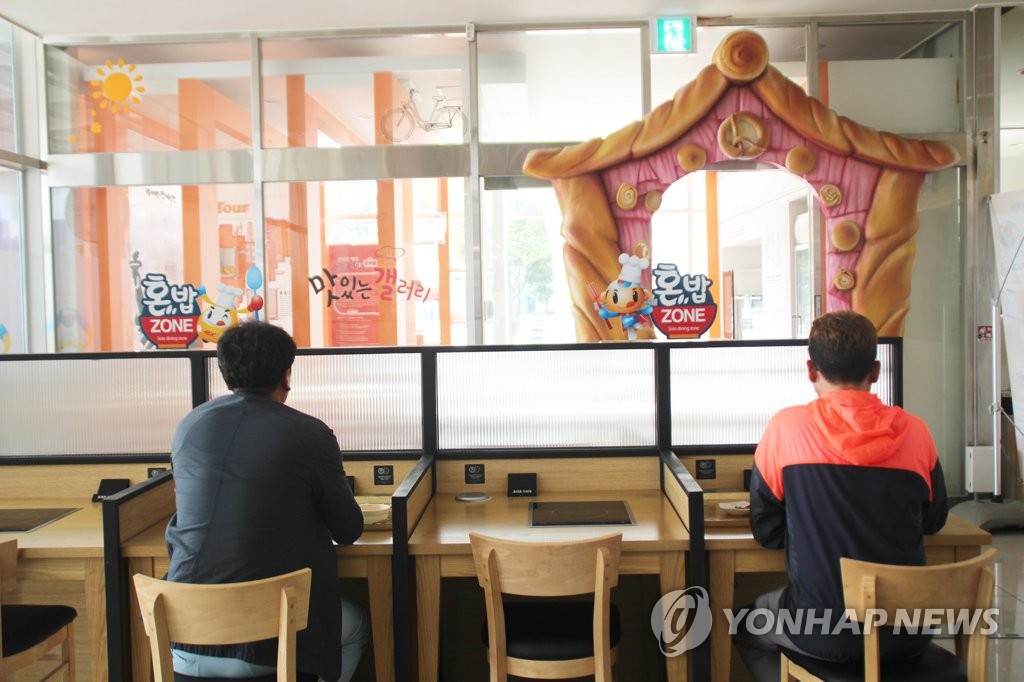 As the number of single-person households increases, eating alone at restaurants is no longer unusual scene in South Korea. Businesses are also getting accustomed to this changing trend. (Image courtesy of Yonhap)